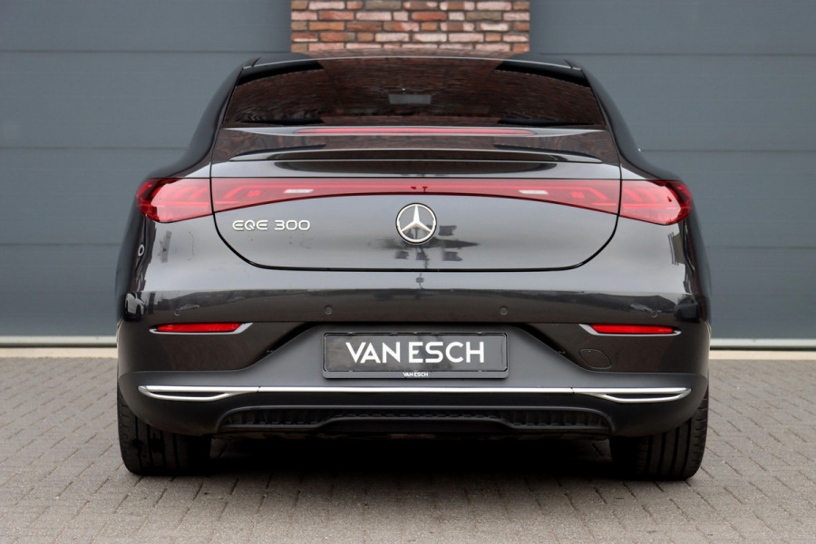 Mercedes-Benz EQE 300 Luxury Line 89 kWh | Distronic | Verwarmd Stuurwiel | Memory | Leder | Warmtepomp | Camera | Apple Carplay/Android Auto | High Perf. LED |