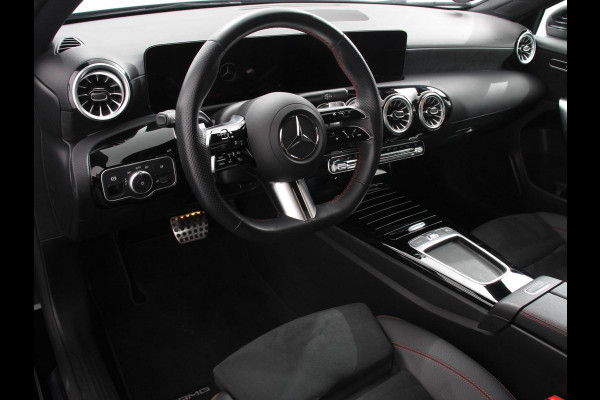 Mercedes-Benz A-Klasse 200 AMG Line Achteruitrij camera Verwarmde voorstoelen Navigatie LED Climate control Adaptieve cruise control Parkeersensoren Apple Carplay & Android Auto