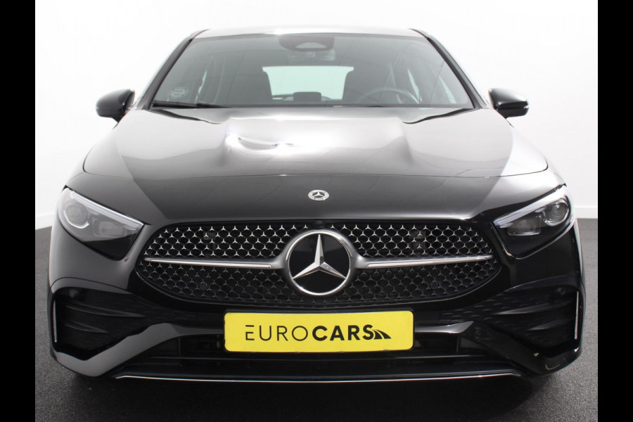 Mercedes-Benz A-Klasse 200 AMG Line Achteruitrij camera Verwarmde voorstoelen Navigatie LED Climate control Adaptieve cruise control Parkeersensoren Apple Carplay & Android Auto