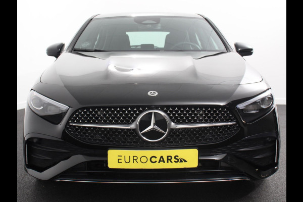 Mercedes-Benz A-Klasse 200 AMG Line Achteruitrij camera Verwarmde voorstoelen Navigatie LED Climate control Adaptieve cruise control Parkeersensoren Apple Carplay & Android Auto