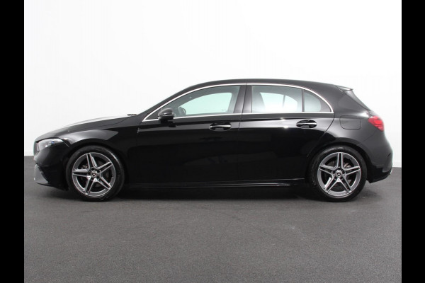 Mercedes-Benz A-Klasse 200 AMG Line Achteruitrij camera Verwarmde voorstoelen Navigatie LED Climate control Adaptieve cruise control Parkeersensoren Apple Carplay & Android Auto
