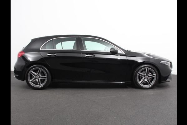 Mercedes-Benz A-Klasse 200 AMG Line Achteruitrij camera Verwarmde voorstoelen Navigatie LED Climate control Adaptieve cruise control Parkeersensoren Apple Carplay & Android Auto