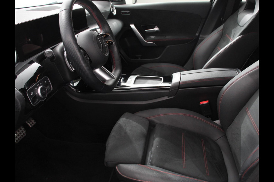 Mercedes-Benz A-Klasse 200 AMG Line Achteruitrij camera Verwarmde voorstoelen Navigatie LED Climate control Adaptieve cruise control Parkeersensoren Apple Carplay & Android Auto