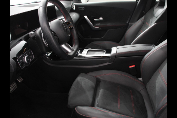 Mercedes-Benz A-Klasse 200 AMG Line Achteruitrij camera Verwarmde voorstoelen Navigatie LED Climate control Adaptieve cruise control Parkeersensoren Apple Carplay & Android Auto