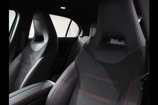 Mercedes-Benz A-Klasse 200 AMG Line Achteruitrij camera Verwarmde voorstoelen Navigatie LED Climate control Adaptieve cruise control Parkeersensoren Apple Carplay & Android Auto