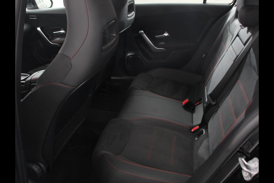 Mercedes-Benz A-Klasse 200 AMG Line Achteruitrij camera Verwarmde voorstoelen Navigatie LED Climate control Adaptieve cruise control Parkeersensoren Apple Carplay & Android Auto