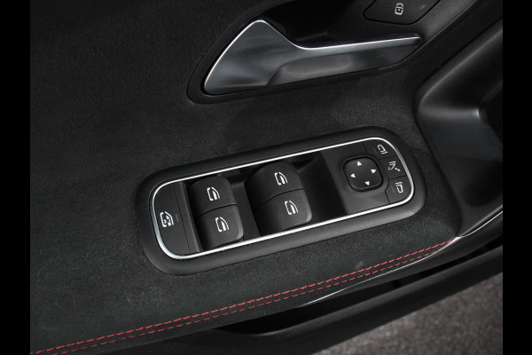 Mercedes-Benz A-Klasse 200 AMG Line Achteruitrij camera Verwarmde voorstoelen Navigatie LED Climate control Adaptieve cruise control Parkeersensoren Apple Carplay & Android Auto