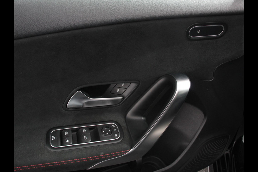 Mercedes-Benz A-Klasse 200 AMG Line Achteruitrij camera Verwarmde voorstoelen Navigatie LED Climate control Adaptieve cruise control Parkeersensoren Apple Carplay & Android Auto