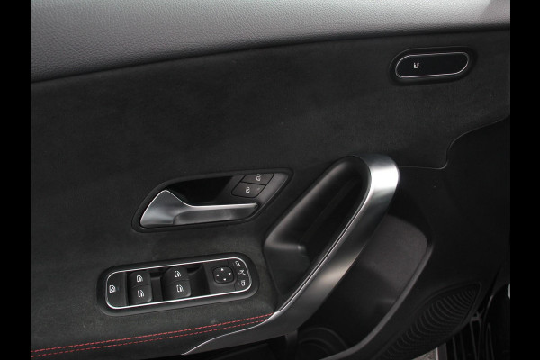 Mercedes-Benz A-Klasse 200 AMG Line Achteruitrij camera Verwarmde voorstoelen Navigatie LED Climate control Adaptieve cruise control Parkeersensoren Apple Carplay & Android Auto
