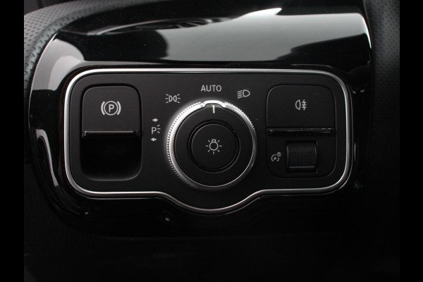 Mercedes-Benz A-Klasse 200 AMG Line Achteruitrij camera Verwarmde voorstoelen Navigatie LED Climate control Adaptieve cruise control Parkeersensoren Apple Carplay & Android Auto