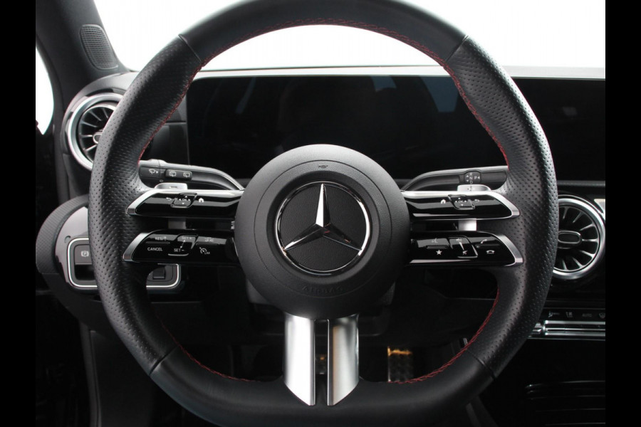 Mercedes-Benz A-Klasse 200 AMG Line Achteruitrij camera Verwarmde voorstoelen Navigatie LED Climate control Adaptieve cruise control Parkeersensoren Apple Carplay & Android Auto