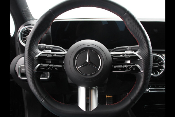 Mercedes-Benz A-Klasse 200 AMG Line Achteruitrij camera Verwarmde voorstoelen Navigatie LED Climate control Adaptieve cruise control Parkeersensoren Apple Carplay & Android Auto
