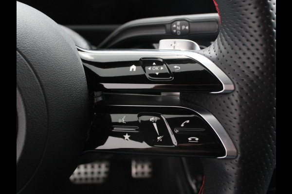 Mercedes-Benz A-Klasse 200 AMG Line Achteruitrij camera Verwarmde voorstoelen Navigatie LED Climate control Adaptieve cruise control Parkeersensoren Apple Carplay & Android Auto