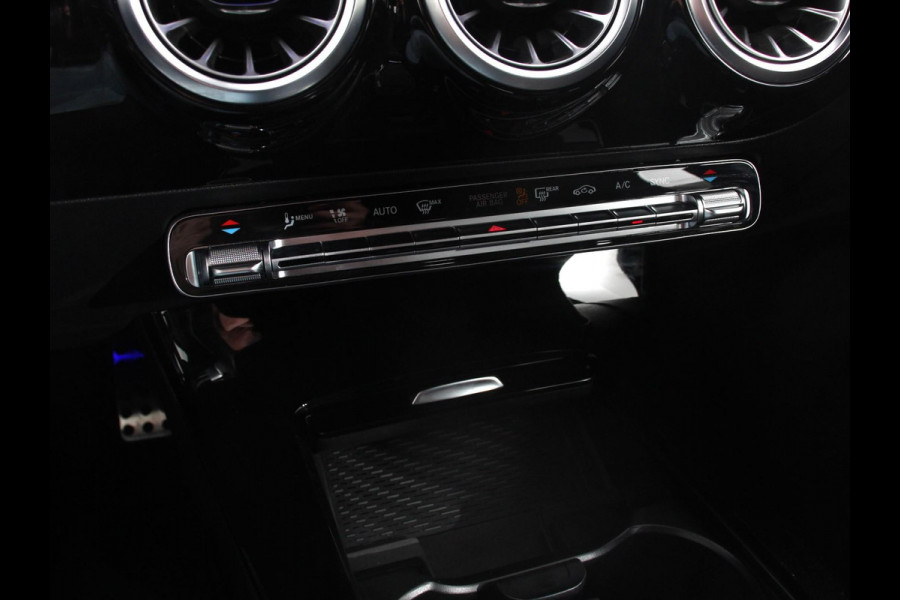 Mercedes-Benz A-Klasse 200 AMG Line Achteruitrij camera Verwarmde voorstoelen Navigatie LED Climate control Adaptieve cruise control Parkeersensoren Apple Carplay & Android Auto