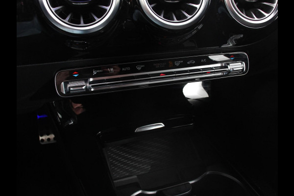 Mercedes-Benz A-Klasse 200 AMG Line Achteruitrij camera Verwarmde voorstoelen Navigatie LED Climate control Adaptieve cruise control Parkeersensoren Apple Carplay & Android Auto