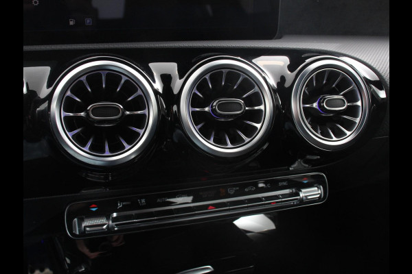 Mercedes-Benz A-Klasse 200 AMG Line Achteruitrij camera Verwarmde voorstoelen Navigatie LED Climate control Adaptieve cruise control Parkeersensoren Apple Carplay & Android Auto