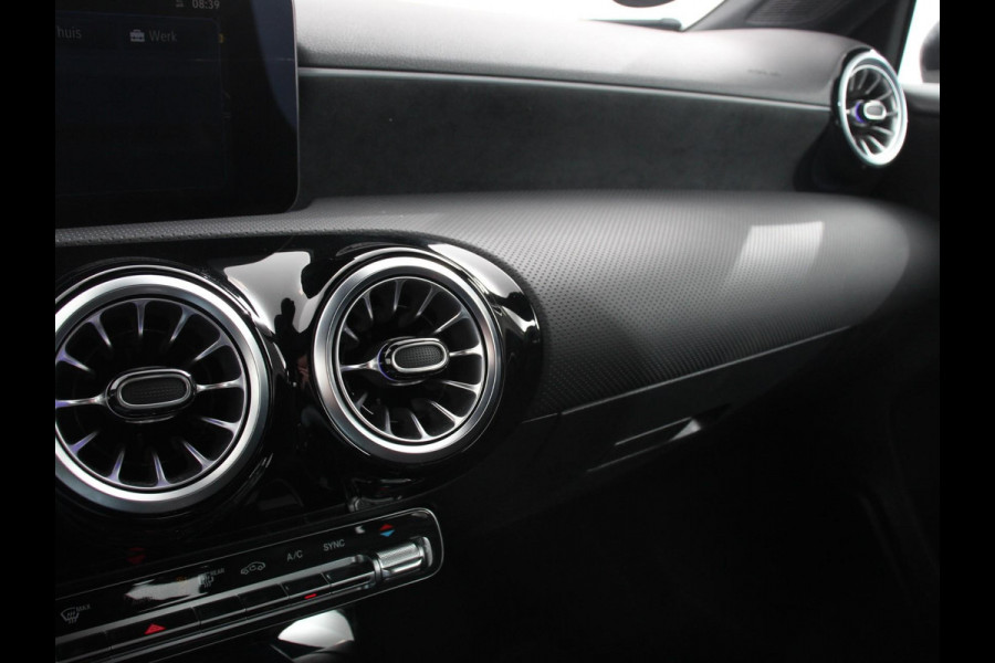 Mercedes-Benz A-Klasse 200 AMG Line Achteruitrij camera Verwarmde voorstoelen Navigatie LED Climate control Adaptieve cruise control Parkeersensoren Apple Carplay & Android Auto