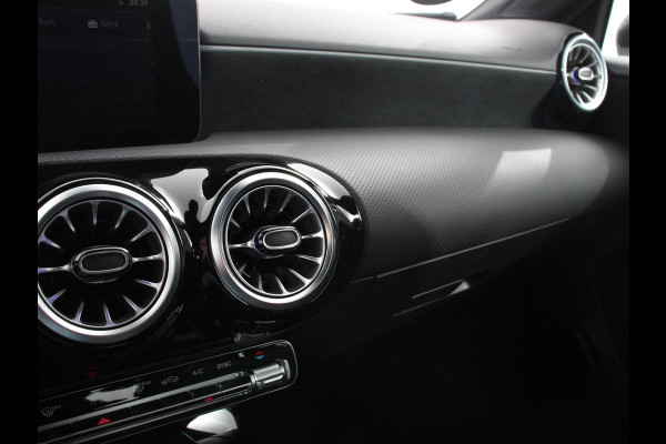 Mercedes-Benz A-Klasse 200 AMG Line Achteruitrij camera Verwarmde voorstoelen Navigatie LED Climate control Adaptieve cruise control Parkeersensoren Apple Carplay & Android Auto