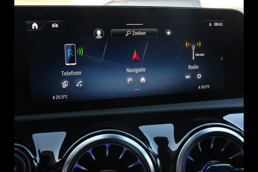 Mercedes-Benz A-Klasse 200 AMG Line Achteruitrij camera Verwarmde voorstoelen Navigatie LED Climate control Adaptieve cruise control Parkeersensoren Apple Carplay & Android Auto