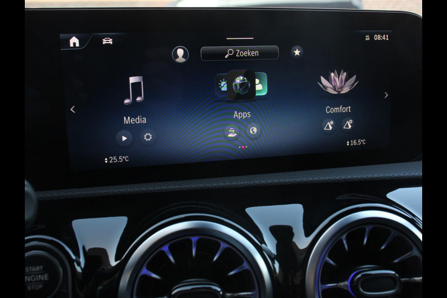 Mercedes-Benz A-Klasse 200 AMG Line Achteruitrij camera Verwarmde voorstoelen Navigatie LED Climate control Adaptieve cruise control Parkeersensoren Apple Carplay & Android Auto