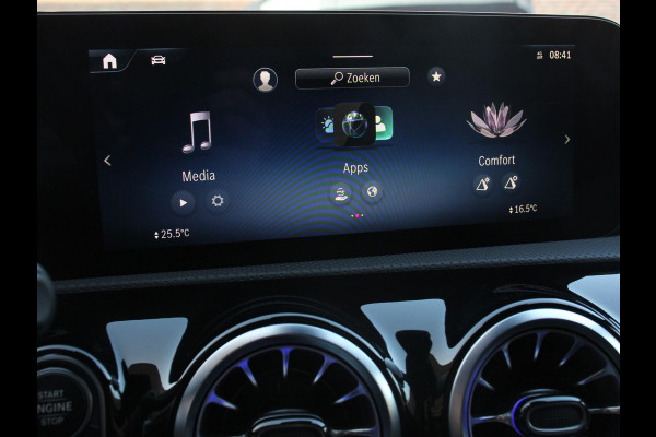 Mercedes-Benz A-Klasse 200 AMG Line Achteruitrij camera Verwarmde voorstoelen Navigatie LED Climate control Adaptieve cruise control Parkeersensoren Apple Carplay & Android Auto