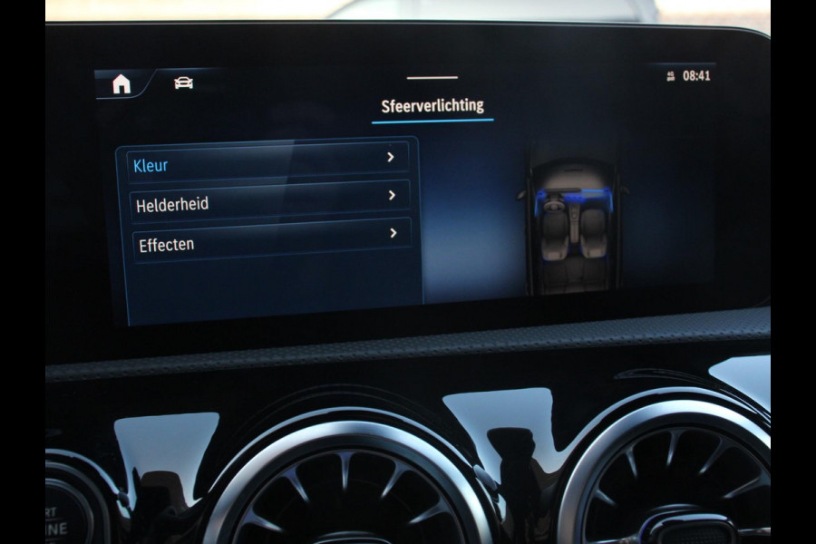 Mercedes-Benz A-Klasse 200 AMG Line Achteruitrij camera Verwarmde voorstoelen Navigatie LED Climate control Adaptieve cruise control Parkeersensoren Apple Carplay & Android Auto
