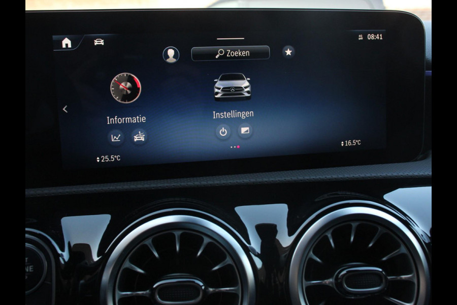 Mercedes-Benz A-Klasse 200 AMG Line Achteruitrij camera Verwarmde voorstoelen Navigatie LED Climate control Adaptieve cruise control Parkeersensoren Apple Carplay & Android Auto