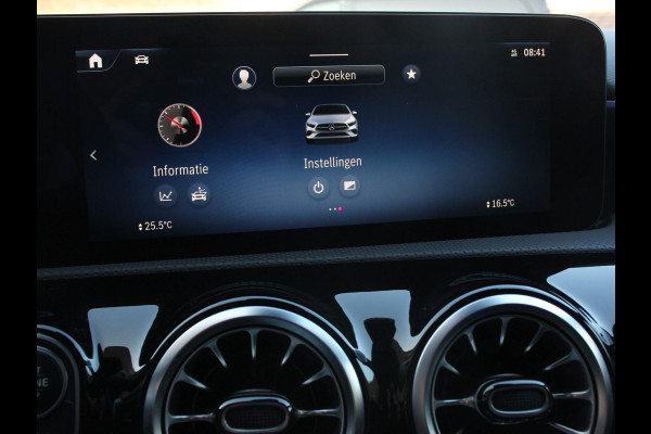 Mercedes-Benz A-Klasse 200 AMG Line Achteruitrij camera Verwarmde voorstoelen Navigatie LED Climate control Adaptieve cruise control Parkeersensoren Apple Carplay & Android Auto