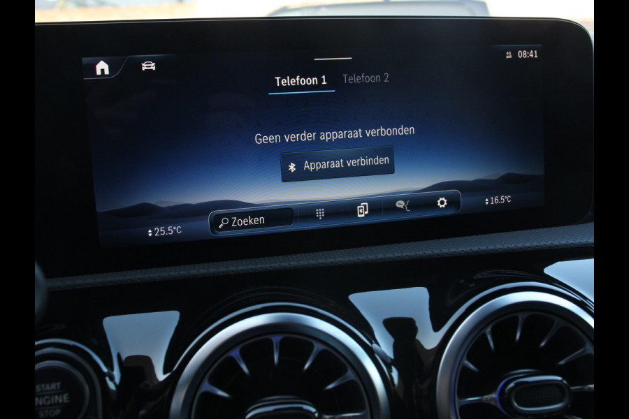 Mercedes-Benz A-Klasse 200 AMG Line Achteruitrij camera Verwarmde voorstoelen Navigatie LED Climate control Adaptieve cruise control Parkeersensoren Apple Carplay & Android Auto