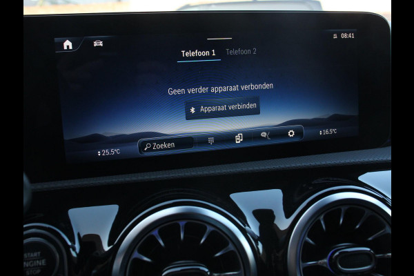 Mercedes-Benz A-Klasse 200 AMG Line Achteruitrij camera Verwarmde voorstoelen Navigatie LED Climate control Adaptieve cruise control Parkeersensoren Apple Carplay & Android Auto