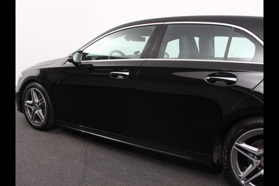 Mercedes-Benz A-Klasse 200 AMG Line Achteruitrij camera Verwarmde voorstoelen Navigatie LED Climate control Adaptieve cruise control Parkeersensoren Apple Carplay & Android Auto