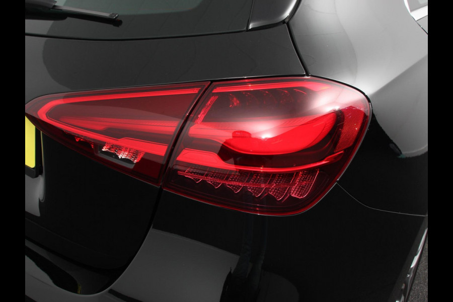 Mercedes-Benz A-Klasse 200 AMG Line Achteruitrij camera Verwarmde voorstoelen Navigatie LED Climate control Adaptieve cruise control Parkeersensoren Apple Carplay & Android Auto