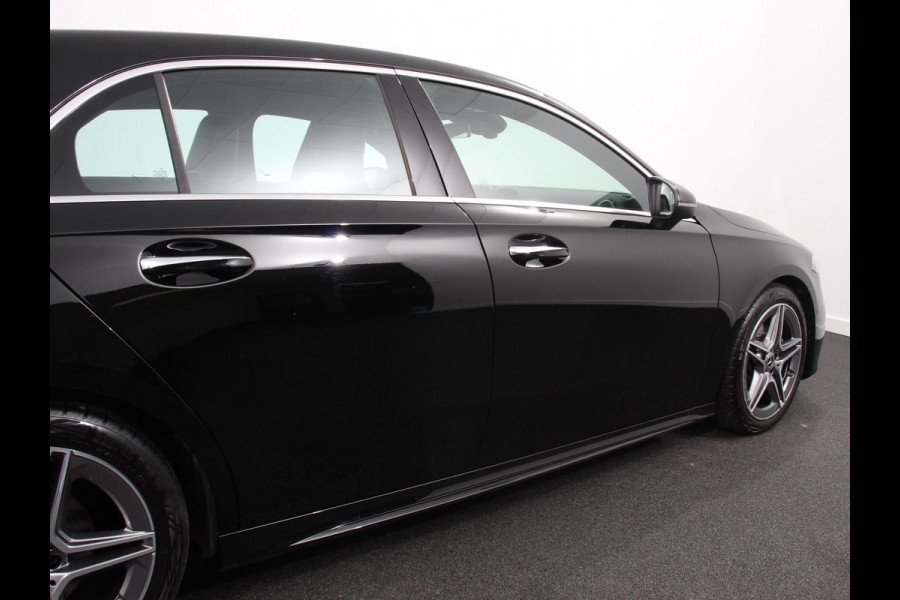 Mercedes-Benz A-Klasse 200 AMG Line Achteruitrij camera Verwarmde voorstoelen Navigatie LED Climate control Adaptieve cruise control Parkeersensoren Apple Carplay & Android Auto