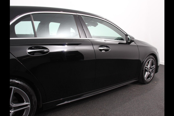 Mercedes-Benz A-Klasse 200 AMG Line Achteruitrij camera Verwarmde voorstoelen Navigatie LED Climate control Adaptieve cruise control Parkeersensoren Apple Carplay & Android Auto