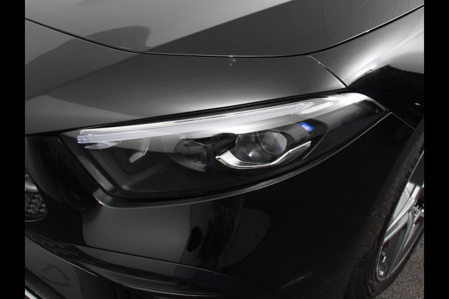 Mercedes-Benz A-Klasse 200 AMG Line Achteruitrij camera Verwarmde voorstoelen Navigatie LED Climate control Adaptieve cruise control Parkeersensoren Apple Carplay & Android Auto