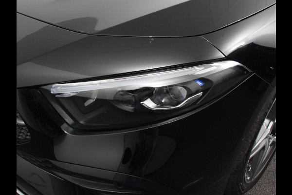 Mercedes-Benz A-Klasse 200 AMG Line Achteruitrij camera Verwarmde voorstoelen Navigatie LED Climate control Adaptieve cruise control Parkeersensoren Apple Carplay & Android Auto