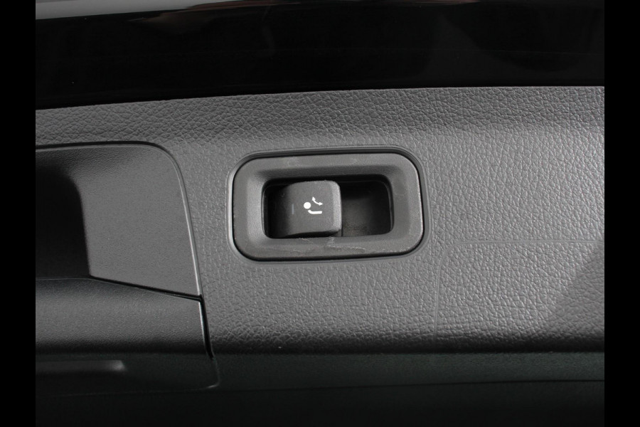 Mercedes-Benz A-Klasse 200 AMG Line Achteruitrij camera Verwarmde voorstoelen Navigatie LED Climate control Adaptieve cruise control Parkeersensoren Apple Carplay & Android Auto