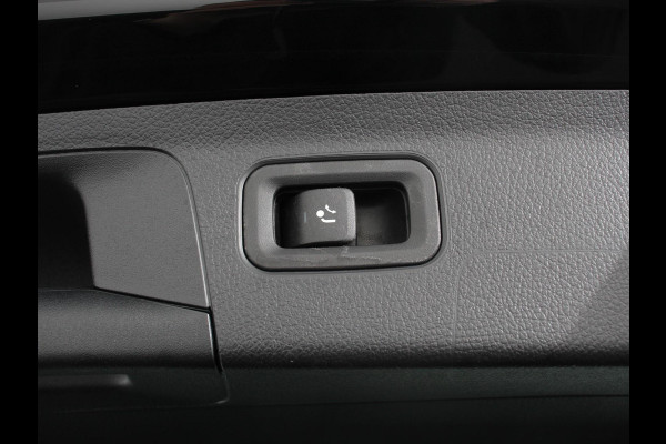 Mercedes-Benz A-Klasse 200 AMG Line Achteruitrij camera Verwarmde voorstoelen Navigatie LED Climate control Adaptieve cruise control Parkeersensoren Apple Carplay & Android Auto