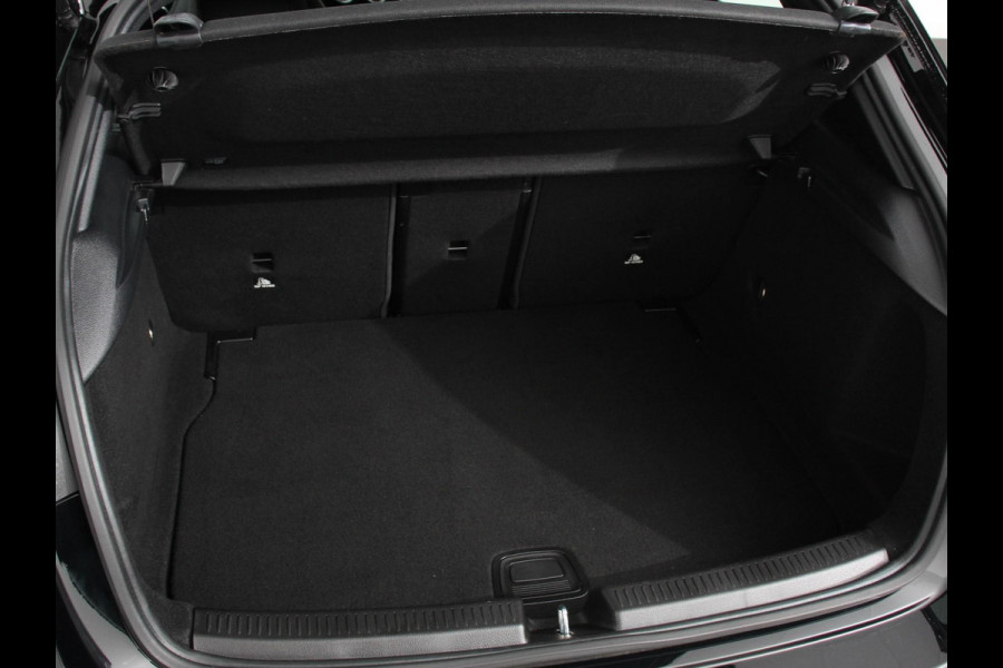 Mercedes-Benz A-Klasse 200 AMG Line Achteruitrij camera Verwarmde voorstoelen Navigatie LED Climate control Adaptieve cruise control Parkeersensoren Apple Carplay & Android Auto