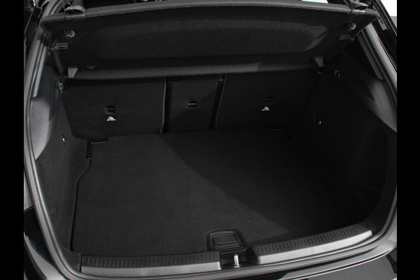 Mercedes-Benz A-Klasse 200 AMG Line Achteruitrij camera Verwarmde voorstoelen Navigatie LED Climate control Adaptieve cruise control Parkeersensoren Apple Carplay & Android Auto