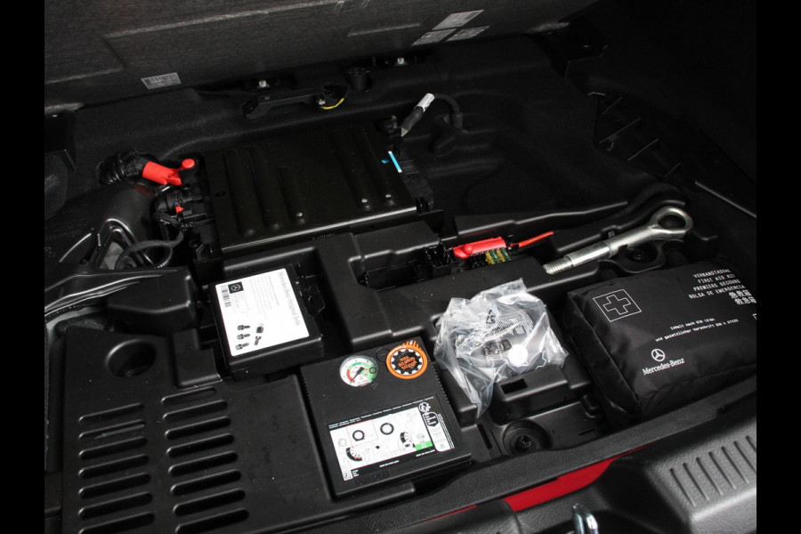 Mercedes-Benz A-Klasse 200 AMG Line Achteruitrij camera Verwarmde voorstoelen Navigatie LED Climate control Adaptieve cruise control Parkeersensoren Apple Carplay & Android Auto