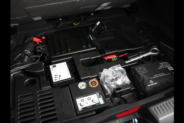 Mercedes-Benz A-Klasse 200 AMG Line Achteruitrij camera Verwarmde voorstoelen Navigatie LED Climate control Adaptieve cruise control Parkeersensoren Apple Carplay & Android Auto