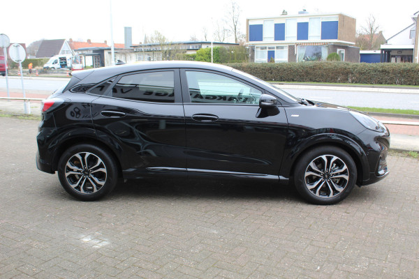 Ford Puma 1.0-125pk EcoBoost Hybrid ST-Line. April 2024 ! Slechts 8.400km ! Autm. airco, navigatie, telefoonvoorb., camera, pdc v+a, parkeerassistent, LED verl., metallic lak, LM wielen, stoel-, stuur- en voorraamverw., lane- en sideassist, adapt. cruise cntrl etc