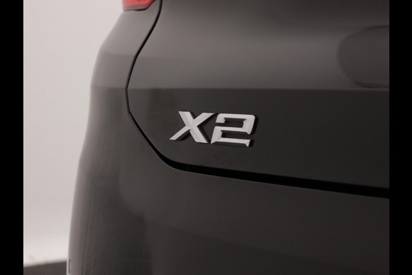 BMW X2 sDrive18i Executive Edition | Panorama | Performance Stoelen | 19 '' |