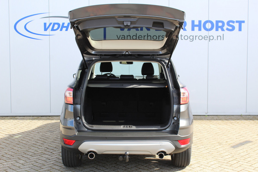 Ford Kuga 1.5-120pk EcoBoost Titanium. Goed onderhouden en erg nette Ford Kuga ! Trekgewicht 1.800kg ! Autm. airco dual, trekhaak, cruise control, metallic lak, voorraamverwarming, LM wielen, parkeersensoren achter, navigatie, telefoonvoorbereiding etc.