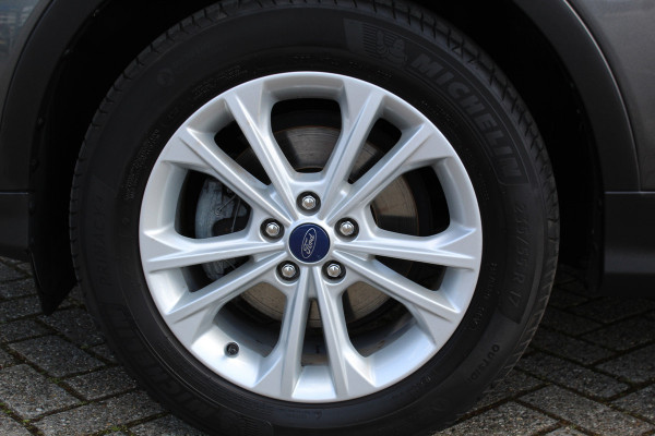 Ford Kuga 1.5-120pk EcoBoost Titanium. Goed onderhouden en erg nette Ford Kuga ! Trekgewicht 1.800kg ! Autm. airco dual, trekhaak, cruise control, metallic lak, voorraamverwarming, LM wielen, parkeersensoren achter, navigatie, telefoonvoorbereiding etc.