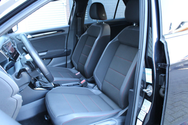 Volkswagen T-Roc 1.5 TSI 150pk Sport Black Edition DSG7 Clima Cruise Carplay Camera Dig. Cockpit El Klep 18"LMV