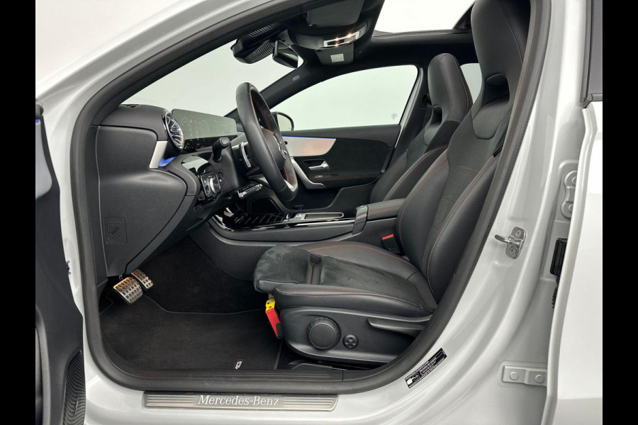 Mercedes-Benz A-Klasse 200 AMG Premium Pano ACC Sfeer Camera
