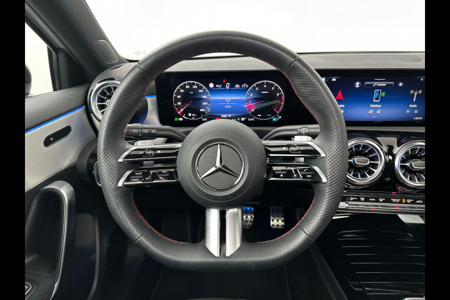 Mercedes-Benz A-Klasse 200 AMG Premium Pano ACC Sfeer Camera