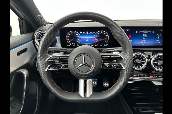 Mercedes-Benz A-Klasse 200 AMG Premium Pano ACC Sfeer Camera
